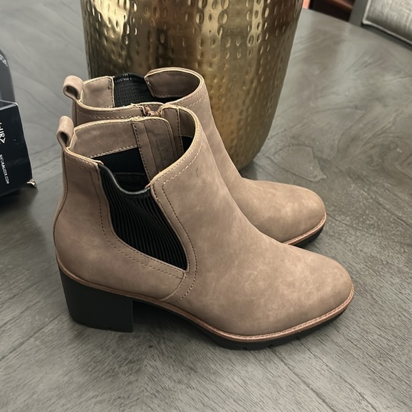 NATURALIZER Madalynn-Gore Lug Sole Booties - Picture 5 of 7